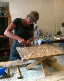 Fiona arbeitet an Plakette Bronze, kämpfe Noordhorn, Dankmal 2015